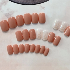 Faux ongles nude nacrés de forme carrée courte avec une finition brillante élégante