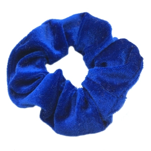 Chouchou en velours bleu avec texture plissée douce sur fond blanc pour femme