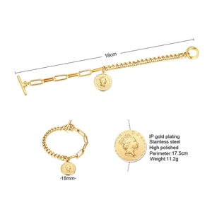 Détail du bracelet en acier titane doré avec fermoir OT et pendentif pièce reine
