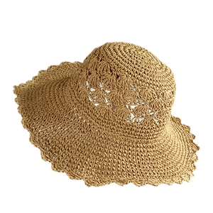 Cappello di paglia fatto a mano con motivo traforato e tesa ondulata per vacanze al mare