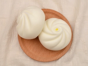 Realistic 8cm slow rebound steamed bun toys with spiral textures on a wooden tray