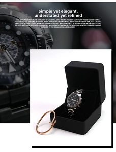 Detail van een luxe horloge cadeauset met een zwart horloge en een spijkerstijl armband