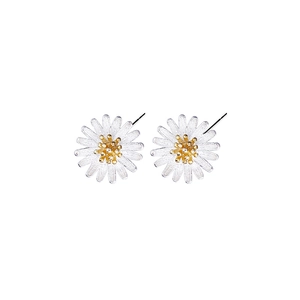 Orecchini a perno a margherita in argento sterling S925 con centri dorati su sfondo bianco