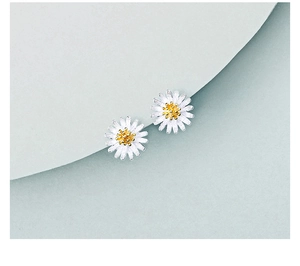 Dettaglio dell'orecchino a margherita in argento S925 con centro dorato e petali argento