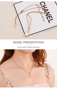 Détail macro du collier éventail en or 14K et mannequin portant cet ensemble élégant