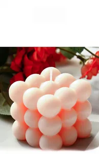 Detail van roze bubble cube kaars met geometrische sojawasbollen en katoenen lont