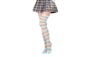 Chaussettes hautes à rayures bleues et beige avec jupe plissée de style écolière