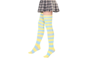 Détail de chaussettes hautes rayées jaune et bleu clair en coton tricoté doux