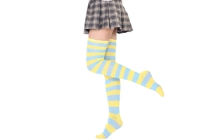 Gros plan de chaussettes hautes rayées bleu et jaune avec texture en maille élastique