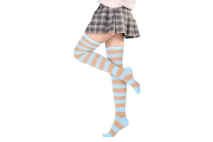 Gros plan de chaussettes montantes rayées bleu et beige avec jupe plissée