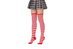 Détail de chaussettes hautes rayées rouge et blanc avec une jupe plissée à carreaux