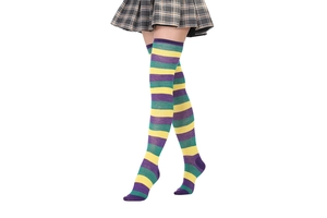 Vue détaillée de chaussettes hautes rayées violet jaune et vert en maille douce