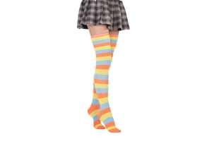 Détail de chaussettes hautes rayées horizontales colorées en orange jaune et bleu