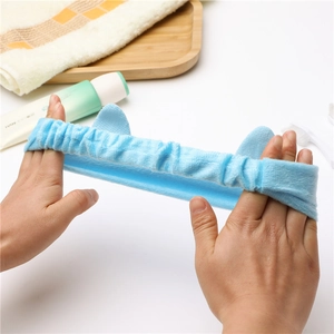 Bandeau élastique bleu clair avec oreilles de chat en peluche pour le lavage du visage
