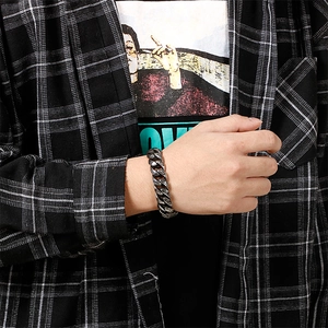 Herren Vintage Totenkopf-Panzerarmband aus Edelstahl mit Retro-Gravuren für Männer