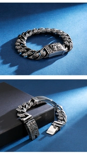 Makroaufnahme der antiken silbernen Totenkopf-Armband-Gravuren und des Verschluss-Details