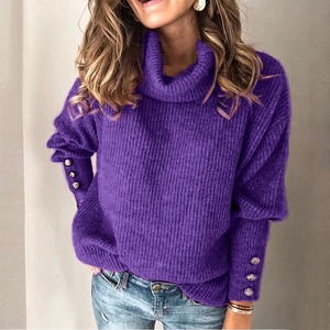 Détail du pull en maille violette à col roulé avec boutons métalliques décoratifs aux poignets