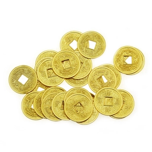 Detailaufnahme goldener Feng-Shui-Münzen mit quadratischem Loch und Reliefverzierung