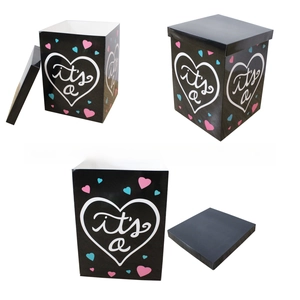 Vues détaillées d'une boîte cadeau noire pour baby shower avec texte it's a et cœurs