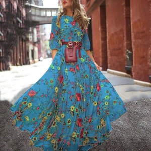Türkises langärmliges Maxikleid mit Blumenmuster, rotem Gürtel und Minitasche