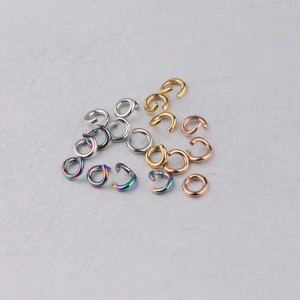 Detailopname van 1x5mm roestvrijstalen buigringen voor het maken van sieraden