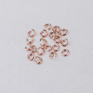 Macro-opname van 1x5mm roségouden roestvrijstalen open buigringen voor DIY-sieraden