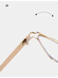 Détail de la charnière en métal doré des lunettes œil de chat avec verres anti-lumière bleue