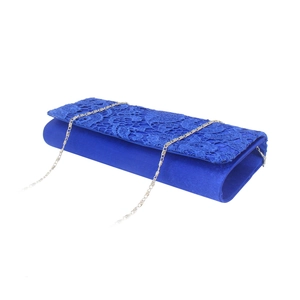 Détail de la pochette de soirée en dentelle florale bleu roi avec chaîne en argent