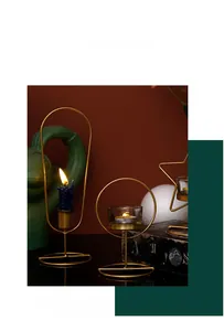 Detail von nordischen goldenen geometrischen Eisenkerzenhaltern mit Glas für Weihnachten