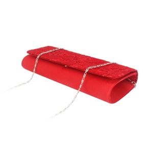 Vue détaillée du satin rouge et de la dentelle florale sur cette pochette de soirée chic