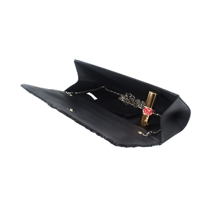 Vue intérieure d'une pochette en satin noir avec chaîne dorée et rangement rouge à lèvres