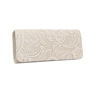 Gros plan sur la pochette en satin beige avec dentelle florale et rabat élégant