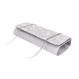 Vue détaillée de la pochette en satin gris avec dentelle et bandoulière en chaîne