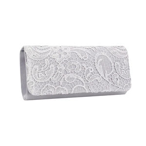 Gros plan détaillé sur la dentelle blanche florale d'une pochette de soirée en satin gris