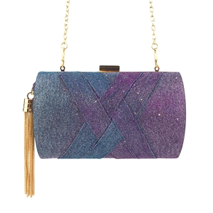 Dettaglio borsa da sera sfumata blu viola con nappa dorata e tracolla a catena