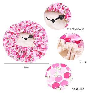 Detail der 28cm Kinder Satin Schlafmütze mit Gummiband, Naht und rosa Apfelmuster