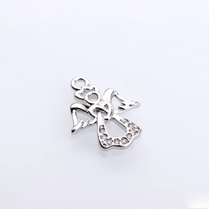 Détail d'un pendentif ange en argent avec micro-incrustations de zircons sur les ailes