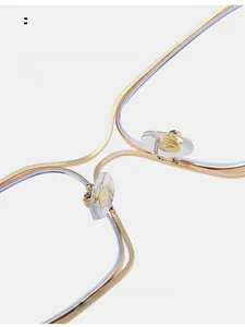 Détail des plaquettes de nez en silicone sur lunettes anti-lumière bleue en métal doré
