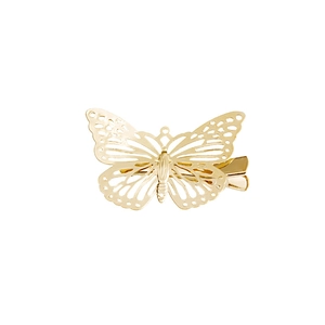 Barrette papillon dorée en métal ajouré sur un fond blanc professionnel