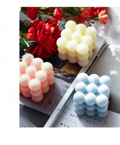 Dettaglio di candele a bolle in bianco, rosa e blu su uno sfondo di una rivista