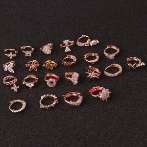 Set de pendientes de serpiente en oro rosa con circonitas y varias formas geométricas