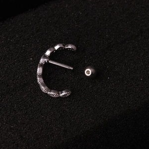 Orecchino a C in acciaio inossidabile argento con zirconi e chiusura a vite su schiuma nera