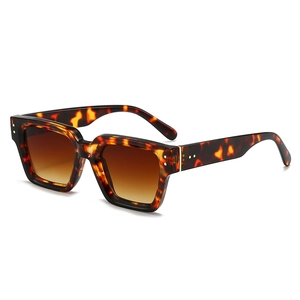 Retro oversized square sunglasses in tortoise frame with gradient lenses for women