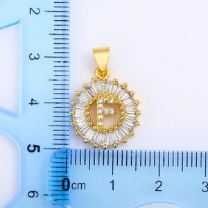 Détail du pendentif lettre F dorée avec zircone et règle pour référence de taille 20mm