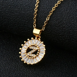 Gros plan du pendentif lettre Z plaqué or avec zircons sur fond de cuir noir