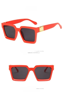 Détails de lunettes de soleil carrées rouges avec verres gris et accents en métal doré