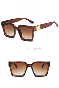 Détails de lunettes de soleil carrées marron foncé avec accents métalliques dorés