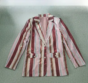 Dettaglio del blazer colorato a righe di paillettes con revers e tasche a pattina