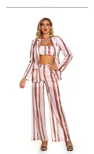 Dettaglio del completo tre pezzi da donna a righe con paillettes blazer e pantaloni larghi