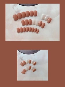 Gros plan de faux ongles nus rose et blanc texture coquille sur surface en marbre